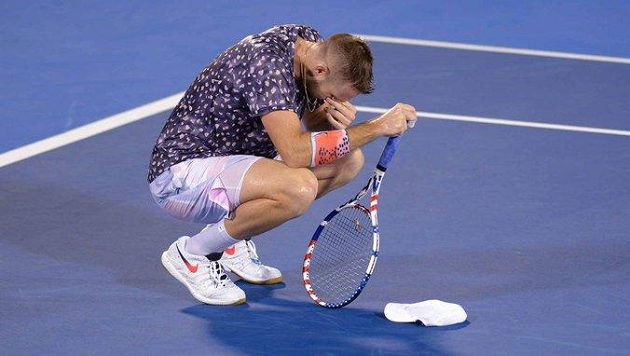 Jack Sock se po deseti prohrách dočkal vítězství. Jack Sock se po deseti prohrách dočkal vítězství.