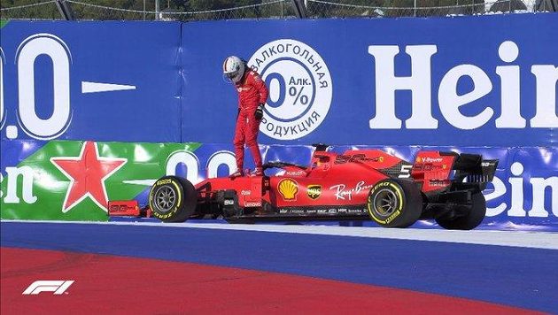 Sebastian Vettel byl po odstavení vozu terčem kritiky. Sebastian Vettel byl po odstavení vozu terčem kritiky.