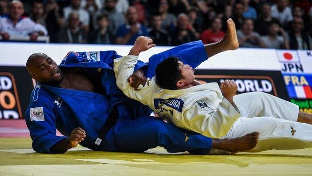 Francouzský judistický fenomén Teddy Riner (v modrém kimonu) po bezmála dekádě okusil hořkost prohry! Francouzský judistický fenomén Teddy Riner (v modrém kimonu) po bezmála dekádě okusil hořkost prohry!