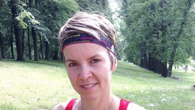Zuzana Macurová a její testovací čelenka pro běhání. Zuzana Macurová a její testovací čelenka pro běhání.