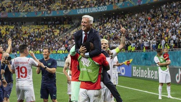 Trenér národního celku Švýcarska Vladimir Petkovic slaví po zápase osmifinále Eura 2021 s Francií. Trenér národního celku Švýcarska Vladimir Petkovic slaví po zápase osmifinále Eura 2021 s Francií.