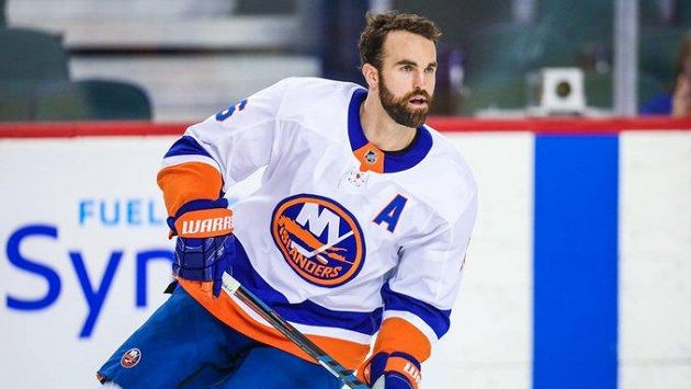 Hokejista Andrew Ladd přestupuje z NY Islanders do celku Arizony. Hokejista Andrew Ladd přestupuje z NY Islanders do celku Arizony.