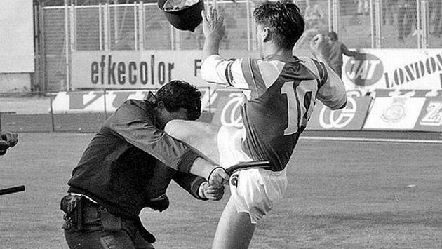 Ikonický moment, kdy fotbalista Dinama Záhřeb Zvonimir Boban před třiceti lety nakopl před dueleum s Crvenou Zvezdou Bělehrad policistu. Ikonický moment, kdy fotbalista Dinama Záhřeb Zvonimir Boban před třiceti lety nakopl před dueleum s Crvenou Zvezdou Bělehrad policistu.