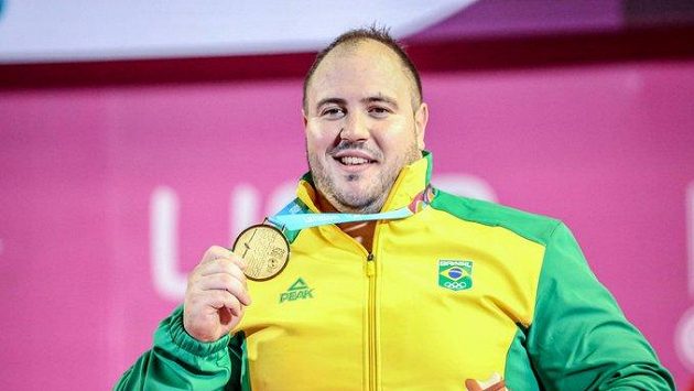 Brazilský vzpěrač Fernando Reis přijde kvůli dopingu o účast na OH v Tokiu. Brazilský vzpěrač Fernando Reis přijde kvůli dopingu o účast na OH v Tokiu.