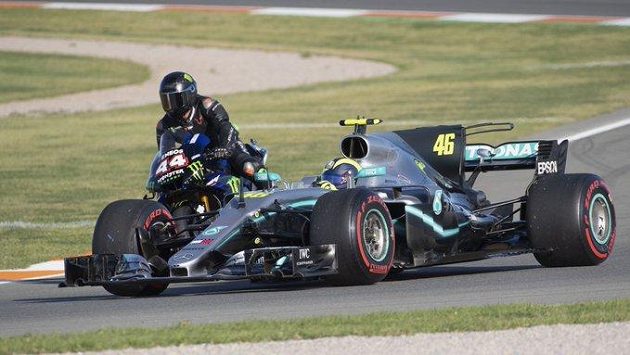 Lewis Hamilton a Valentino Rossi si vyměnili stroje. Lewis Hamilton a Valentino Rossi si vyměnili stroje.