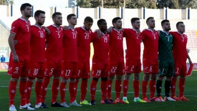 Maltští fotbalisté Emanuel Briffa (čtvrtý zprava) a Kyle Cesare (čtvrtý zleva) dostali nejtvrdší tresty. Maltští fotbalisté Emanuel Briffa (čtvrtý zprava) a Kyle Cesare (čtvrtý zleva) dostali nejtvrdší tresty.