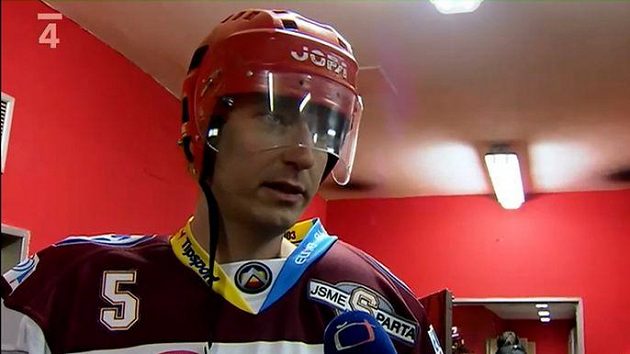 Daniel Čech odpovídá na otázky moderátorky České televize. Daniel Čech odpovídá na otázky moderátorky České televize.