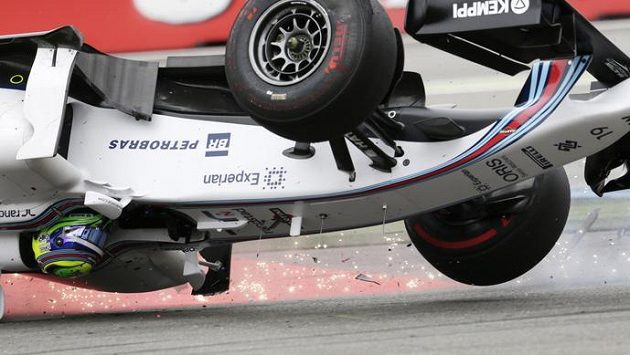 Pilot Williamsu Felipe Massa se hned v úvodu GP Německa ocitl hlavou dolů. Pilot Williamsu Felipe Massa se hned v úvodu GP Německa ocitl hlavou dolů.