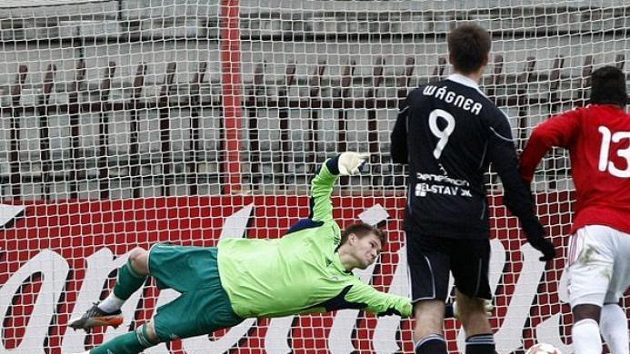 Žižkovský brankář Tomáš Vaclík inkasuje gól z penalty od Zdeňka Koukala (není na snímku). Žižkovský brankář Tomáš Vaclík inkasuje gól z penalty od Zdeňka Koukala (není na snímku).