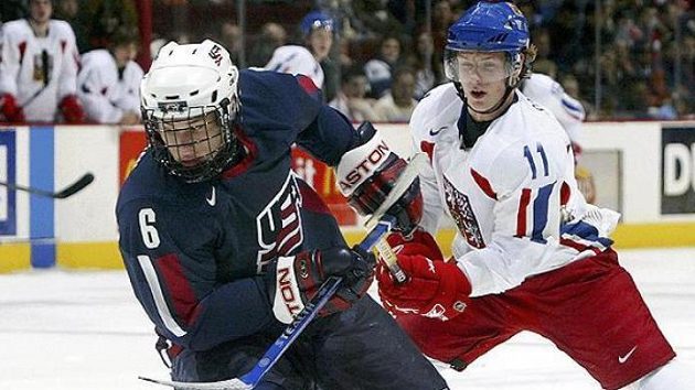 Erik Johnson (vlevo) v dresu USA na juniorském šampionátu. Erik Johnson (vlevo) v dresu USA na juniorském šampionátu.