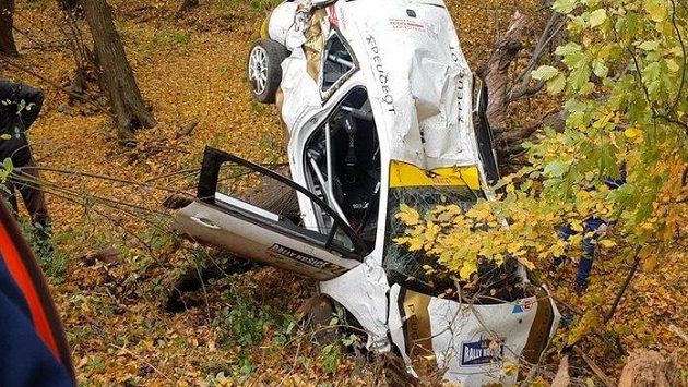 Havarovaný peugeot české posádky Kubík-Řihánek Havarovaný peugeot české posádky Kubík-Řihánek