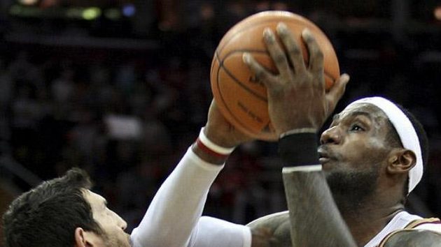 Hvězda Clevelandu LeBron James trefuje loktem basketbalistu Chicaga Kirka Hinricha. Hvězda Clevelandu LeBron James trefuje loktem basketbalistu Chicaga Kirka Hinricha.