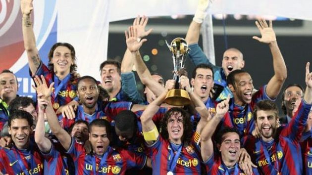 Fotbalisté Barcelony s pohárem pro vítěze mistrovství světa klubů. Fotbalisté Barcelony s pohárem pro vítěze mistrovství světa klubů.