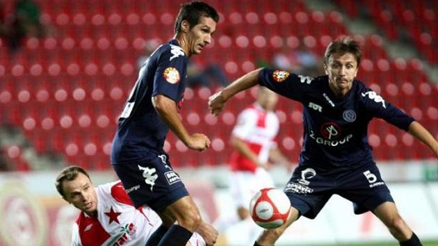 Fotbalista Slavie Šenkeřík v souboji se Struhárem a Kordulou ze Slovácka Fotbalista Slavie Šenkeřík v souboji se Struhárem a Kordulou ze Slovácka