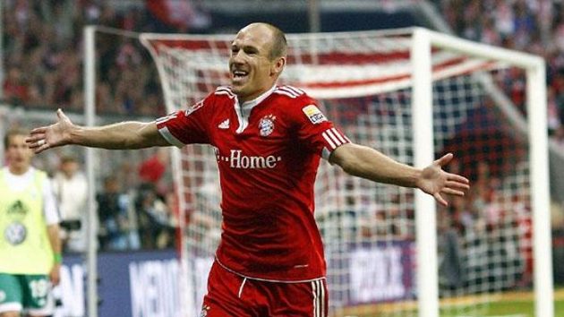 Arjen Robben oslavuje svůj gól za Bayern Mnichov. Arjen Robben oslavuje svůj gól za Bayern Mnichov.