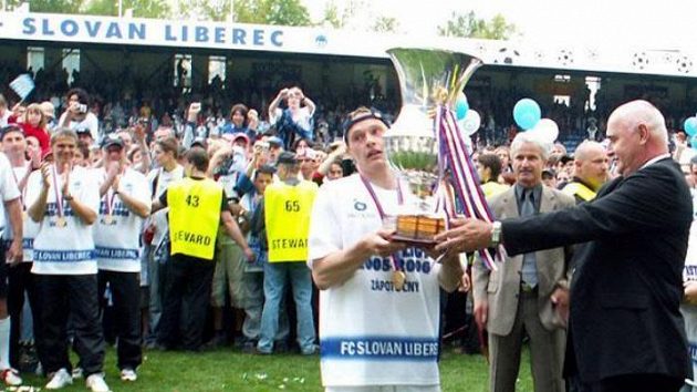 Liberecký kapitán Tomáš Zápotočný přebírá pohár pro mistra české ligy. Liberecký kapitán Tomáš Zápotočný přebírá pohár pro mistra české ligy.