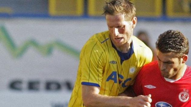 Teplický Štěpán Vachoušek (vlevo) bojuje o míč s Šechterem z Hapoelu Teplický Štěpán Vachoušek (vlevo) bojuje o míč s Šechterem z Hapoelu