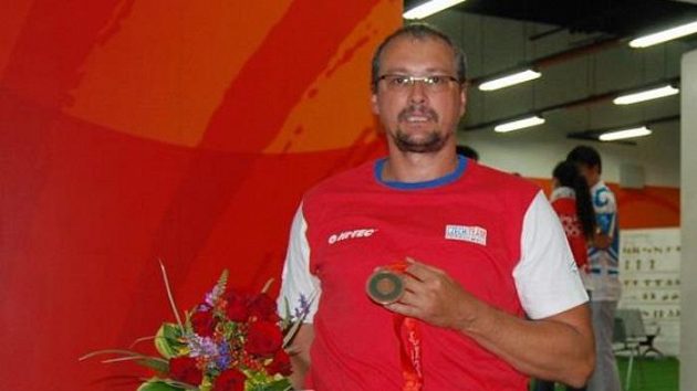 Rostislav Pohlmann s bronzovou medailí, kterou vybojoval na paralympidě v Pekingu v hodu oštěpem. Rostislav Pohlmann s bronzovou medailí, kterou vybojoval na paralympidě v Pekingu v hodu oštěpem.