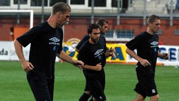 Tomáš Poláček (druhý zleva) během tréninku fotbalistů Mladé Boleslavi. Tomáš Poláček (druhý zleva) během tréninku fotbalistů Mladé Boleslavi.
