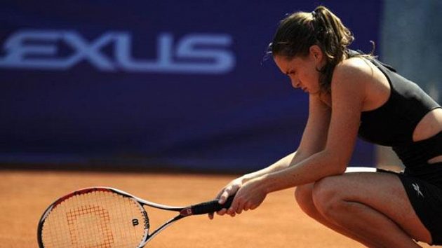 Rozmrzelá česká tenistka Iveta Benešová při semifinále turnaje ECM Prague Open Rozmrzelá česká tenistka Iveta Benešová při semifinále turnaje ECM Prague Open