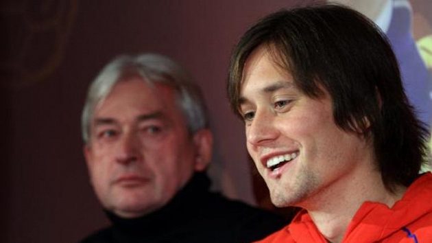 Kapitán reprezentace Tomáš Rosický (vpravo) se svým agentem Pavlem Paskou Kapitán reprezentace Tomáš Rosický (vpravo) se svým agentem Pavlem Paskou