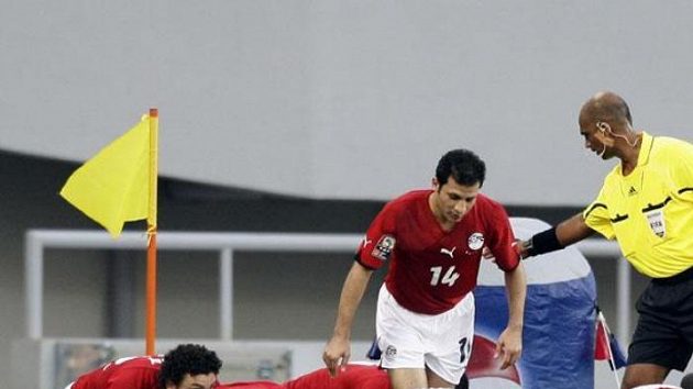 Fotbalisté Egypta oslavují gól v utkání proti Nigérii. Fotbalisté Egypta oslavují gól v utkání proti Nigérii.