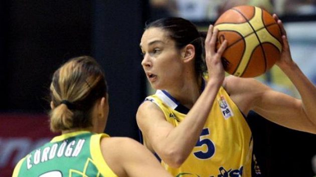 Sandra Le Déanová z USK Praha (vpravo) v duelu Euroligy s maďarskou Šoproní. Sandra Le Déanová z USK Praha (vpravo) v duelu Euroligy s maďarskou Šoproní.