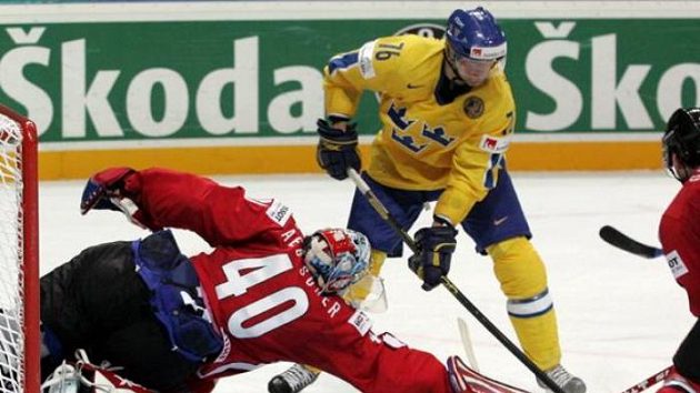 Švédský útočník Davidsson (uprostřed) Švédský útočník Davidsson (uprostřed)