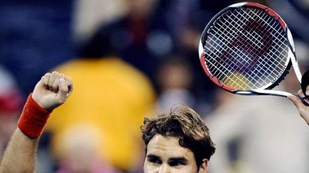 Švýcarský tenista Roger Federer oslavuje vítězství nad Švédem Söderlingem. Švýcarský tenista Roger Federer oslavuje vítězství nad Švédem Söderlingem.