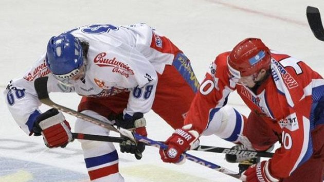 Jaromír Jágr v souboji s ruským hokejistou Sergejem Mozjakinem Jaromír Jágr v souboji s ruským hokejistou Sergejem Mozjakinem