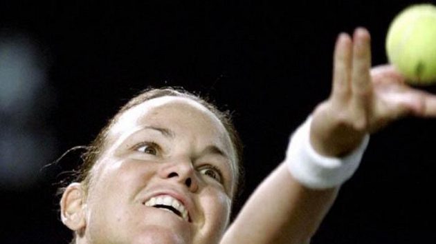 Lindsey Davenportová podává během svého zatím posledního utkání na okruhu WTA. Ve čtvrtfinále turnaje v Beijingu prohrála v září 2006 s Francouzkou Mauresmovou. Lindsey Davenportová podává během svého zatím posledního utkání na okruhu WTA. Ve čtvrtfinále turnaje v Beijingu prohrála v září 2006 s Francouzkou Mauresmovou.