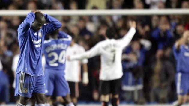 Hráči Chelsea smutní, fotbalisté Valencie se radují z nerozhodného výsledku na stadiónu Stamford Bridge. Hráči Chelsea smutní, fotbalisté Valencie se radují z nerozhodného výsledku na stadiónu Stamford Bridge.