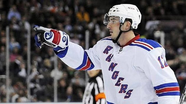 Hokejista NY Rangers Aleš Kotalík oslavuje svůj gól v Edmontonu. Hokejista NY Rangers Aleš Kotalík oslavuje svůj gól v Edmontonu.