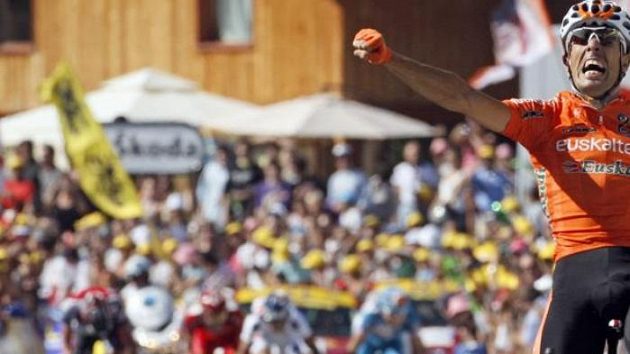 Mikel Astarloza se raduje z vítězství v etapě Tour de France. Mikel Astarloza se raduje z vítězství v etapě Tour de France.