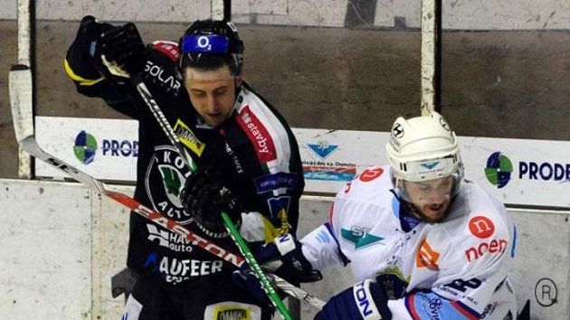 Mladoboleslavský Miroslav Duben (vlevo) bojuje s Petrem Jírou z Chomutova ve čtvrtém utkání baráže o extraligu. Mladoboleslavský Miroslav Duben (vlevo) bojuje s Petrem Jírou z Chomutova ve čtvrtém utkání baráže o extraligu.
