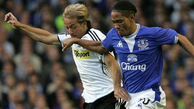 Olomoucký Rudolf Otepka v souboji se Stevenem Pienaarem z Evertonu Olomoucký Rudolf Otepka v souboji se Stevenem Pienaarem z Evertonu