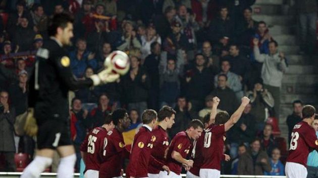 Radost fotbalistů Sparty z gólu v síti Kluže Radost fotbalistů Sparty z gólu v síti Kluže
