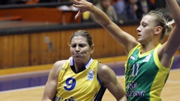 Evanthia Maltsiová z USK Praha při útoku na koš Evanthia Maltsiová z USK Praha při útoku na koš