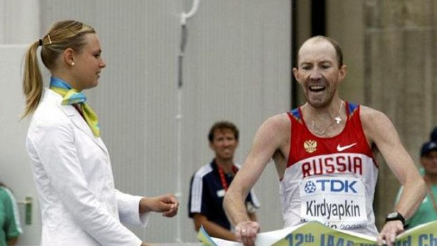 Ruský chodec Sergej Kirďapkin v cíli závodu MS na 50 kilometrů Ruský chodec Sergej Kirďapkin v cíli závodu MS na 50 kilometrů