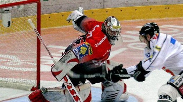 Petr Ton ze Sparty Praha (vpravo) dává gól při nájezdu na brankáře Znojma Jiřího Trvaje v prvním semifinále play off hokejové extraligy. Petr Ton ze Sparty Praha (vpravo) dává gól při nájezdu na brankáře Znojma Jiřího Trvaje v prvním semifinále play off hokejové extraligy.
