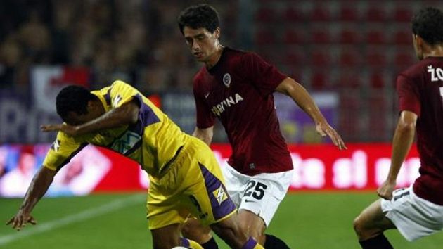 Sparťan Vacek napadá fotbalistu Mariboru Tavarese. Sparťan Vacek napadá fotbalistu Mariboru Tavarese.