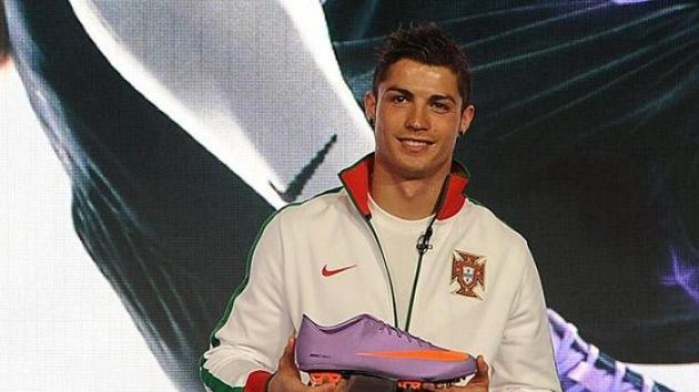 Portugalský fotbalista Cristiano Ronaldo prezentuje nové kopačky Mercurial Vapor SuperFly II od společnosti Nike. Portugalský fotbalista Cristiano Ronaldo prezentuje nové kopačky Mercurial Vapor SuperFly II od společnosti Nike.
