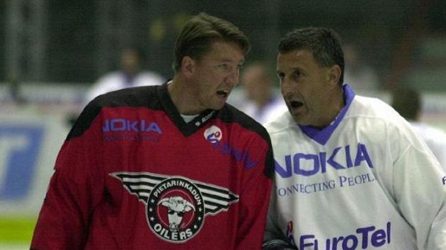 Finská legenda Jari Kurri (vlevo) s bývalým spoluhráčem z Edmontonu Jaroslavem Pouzarem. Archivní fotografie. Finská legenda Jari Kurri (vlevo) s bývalým spoluhráčem z Edmontonu Jaroslavem Pouzarem. Archivní fotografie.
