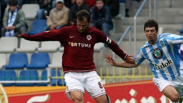 Patrik Berger ze Sparty uniká Ondřeji Kúdelovi z Mladé Boleslavi. Patrik Berger ze Sparty uniká Ondřeji Kúdelovi z Mladé Boleslavi.