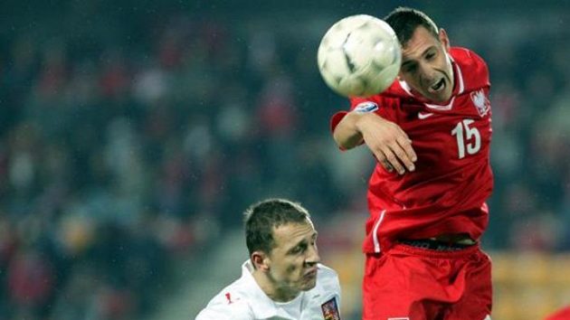 Zdeněk Pospěch v souboji s polským fotbalistou Obraniacem Zdeněk Pospěch v souboji s polským fotbalistou Obraniacem