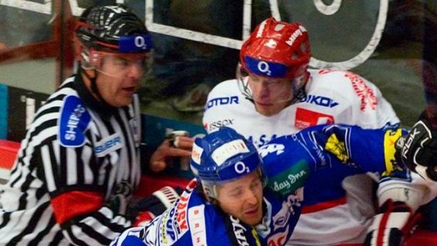 Brněnský hokejista Alex Bourret atakuje Františka Ptáčka (vpravo) Brněnský hokejista Alex Bourret atakuje Františka Ptáčka (vpravo)