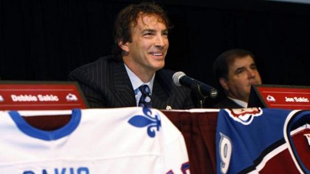Bývalý kapitán hokejistů Colorada Joe Sakic (vlevo) a prezident klubu Pierre Lacroix Bývalý kapitán hokejistů Colorada Joe Sakic (vlevo) a prezident klubu Pierre Lacroix