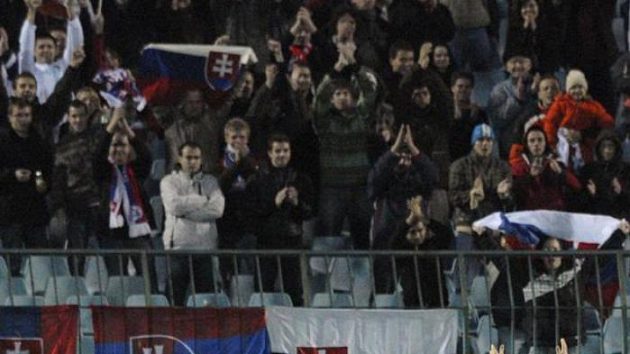 Slovenský fotbalista Marek Hamšík oslavuje s fanoušky gól v přípravě proti USA. Slovenský fotbalista Marek Hamšík oslavuje s fanoušky gól v přípravě proti USA.