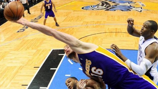 Pau Gasol z Los Angeles Lakers (uprostřed) bojuje o míč s Dwightem Howardem z Orlanda ve finále NBA. Pau Gasol z Los Angeles Lakers (uprostřed) bojuje o míč s Dwightem Howardem z Orlanda ve finále NBA.