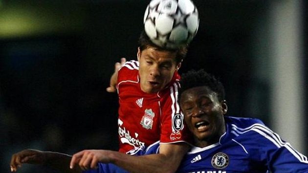 John Obi Mikel v dresu Chelsea (vpravo) bojuje o míč s liverpoolským protihráčem Xabi Alonsem. John Obi Mikel v dresu Chelsea (vpravo) bojuje o míč s liverpoolským protihráčem Xabi Alonsem.